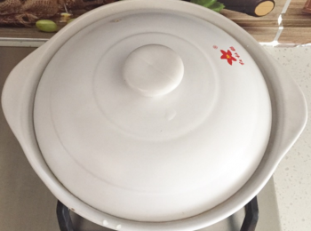 step3: 接著放入百合煮上來分鐘即可，記得把蓋子側一點蓋，不然會濺出來。