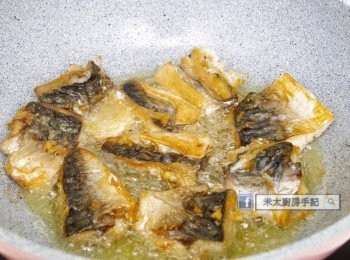 step2: 把4湯匙油燒熱，用中火以半煎炸的方式把魚肉兩面煎成金黃。