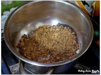 step2: 滷汁（調味料A）：先將黑糖放入鍋內之後開中小火 待黑糖稍加溶解之後，再放入少許沙拉油，攪拌至成塊狀