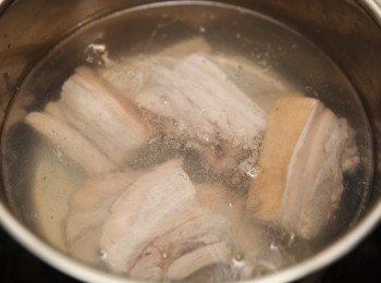 step1: 首先將豬五花切塊後下水川燙。