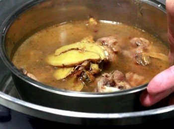 step7: 但是外鍋需增加半杯水。今次用了兩個量米杯。