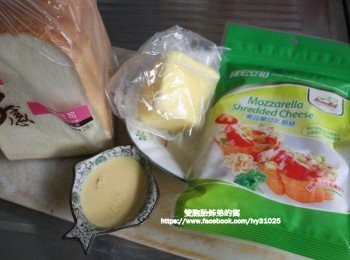 step1: 我準備了吐司+乳酪絲+調好口味的百香果沙拉+植物性奶油