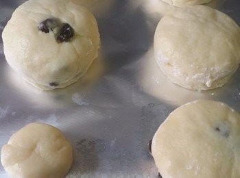 step5: 模子沾上麵粉，在麵糰印出餅糰，醒麵15分鐘，再在鬆餅面掃上一層蛋漿