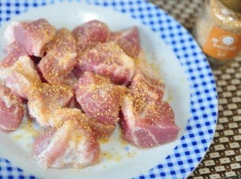 step1: 將梅花肉切成塊狀，灑上蒜粒及玫瑰鹽燒為抓捏醃製