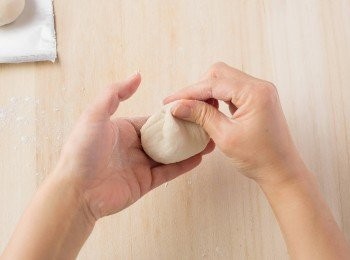 step19: 用指尖捏合邊緣，並將捏合處捏緊