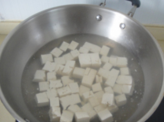 step3: 鍋內水開後倒入豆腐煮沸後撈起。
