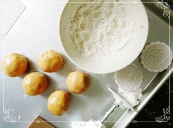 step3: 漿皮稍為撮揉後將內餡包入，再整型為圓型