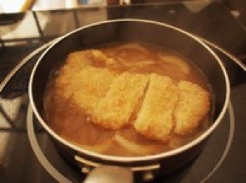 step4: 取一個小鍋子（用小鍋子剛好一人份，如果人多，可以用大的平底鍋，一下子做多份），鍋子裡面放入柴魚湯（昆布放水里浸一晚上最好，然後放入柴魚一起煮開晾涼就可以了）、切條的洋蔥，一勺味啉，一勺砂糖，一勺生抽，開火煮，這個時間把炸好的豬排切塊，等湯有點煮開的時候把豬排放進去煮一會兒讓豬排吸飽湯汁。