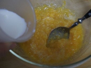 step3: 挖出了的紅薯肉用勺子碾碎，加入白糖、黃油和芝士碎，倒入牛奶攪拌均勻。