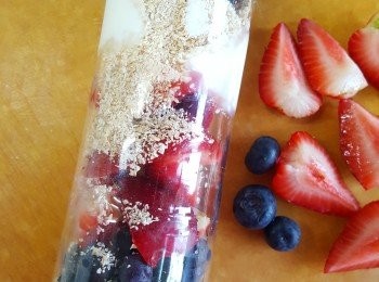 step2: 將所有材料放入攪拌杯內。