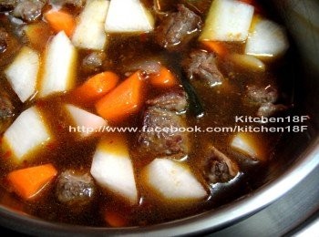 step7: (內鍋)放進步驟6完成的湯料和紅白蘿蔔。(外鍋)倒進 量米杯2杯水的水量，按下開關燉煮約45分鐘。開關第一次跳起時，外鍋再加進 量米杯2杯溫水量，開關再度跳起時〜完成！(耗時約90分鐘)(希望更軟爛，可再重複1-2次)