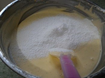 step5: 篩入低筋粉輕輕攪拌至無粉粒。