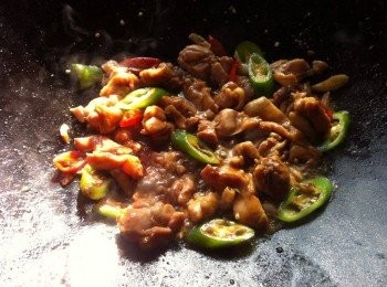 step4: 加入食水100ml，把鍋蓋蓋起來，燜煮至半收汁，加入少許黑醬油調色即可上座。