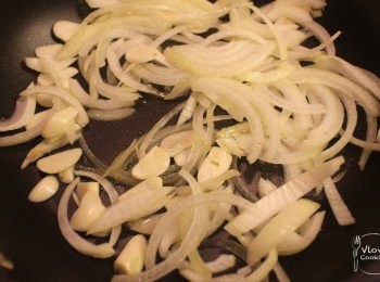 step3: 蒜頭切片, 洋蔥切絲然後用1湯匙油爆香