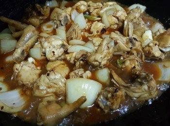 step8: 倒入1碗滚水，大火煮至滾，較中大火加蓋煮5分鐘，（期間兜兩次防止粘底）