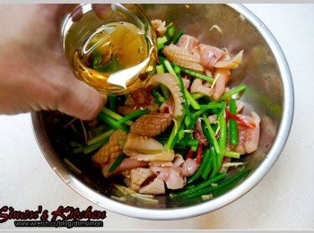 step6: 接著放入香蔥粉(或雞粉)及香油拌勻。