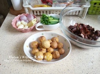 step2: 栗子放入大碗內加入熱水浸5分鐘後去殼備用