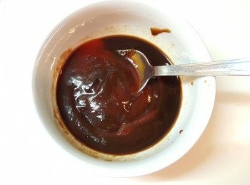 step4: 將「<span class="group_2">A醃料</span>」均勻地塗抹在豬肋骨上，放入大密實袋內，先醃20分鐘。