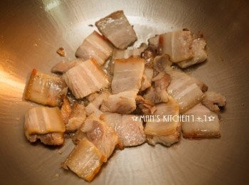 step1: 先將豬五花肉下鍋煸炒出油後起鍋備用。