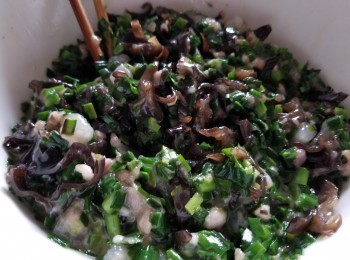 step7: 用雞粉，魚露，糖，生粉，麻油，胡椒粉，雞蛋少少糯米粉撈好，放入雪櫃冷凍 45 分鐘