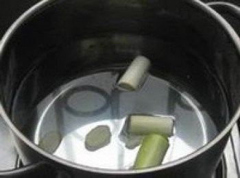 step3: 鍋中註入足量的清水，放入蔥段，薑片和料酒