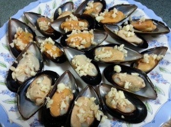 step2: 將鹽平切灑上青口上, 蒜頭切碎平均舖上青口上,