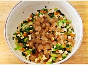 step4: 將青江菜丁與豆干丁撈出瀝乾，與黑木耳QQ圓一同放入碗中。