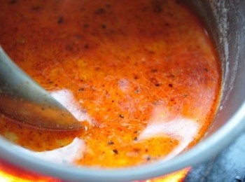 step5: 放入鹽巴及少許香油<span class="group_3">調味</span>完成湯頭