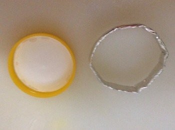 step1: 先準備圓形模，
用瓶蓋或厚紙版包鋁鉑紙做成圓形模。