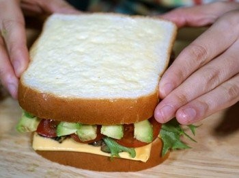 step5: 蓋上另一片麵包，塗牛油的一方向上，輕輕按實。