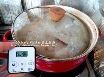 step9: 滾後加入<a href="https://bit.ly/3kLFTWO" target="_blank" data-keyword="雞腳" class="guide-link"><strong>雞腳</strong></a> <span style="display:inline-block;vertical-align:middle;margin-top:-3px;color:initial;border-radius:3px;padding:2px 3px;font-size:12px;line-height:14px;background:#87d300;color:#fff;">即買</span> 及椰子拌勻再煲滾 , 繼續用中火煲30分鐘 , 再蓋上蓋轉慢火煲1 1/2小時