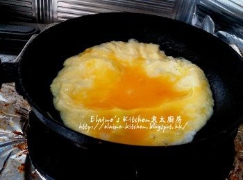step2: 鑊中加油燒熱 , 放入適量蛋漿用慢火煎至一面離鑊