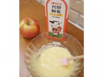 step2: 將鬆餅粉.蛋黃及牛奶攪拌均勻!!