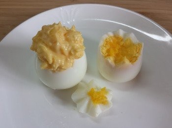 step5: 將已拌勻的蛋黃醬放入蛋上，以湯匙抹至表面較滑。