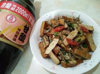 step4: 依序放入丁香魚【澎湖野生水產】、五香豆干、辣椒、青蔥並炒勻，並加入少醬油【金蘭】，