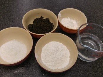 step1: 除油稍後使用,將所有材料混合倒入攪拌器內。如攪拌器細部,可先放入大器皿攪混再倒入攪拌器內。