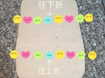 step3: 工作抬灑一點點麵粉，先用手把麵糰壓扁後用桿麵棍桿成長方型，摺3摺後，麵團轉直，再桿平，再摺3摺；在轉直，再桿平，再摺3摺。工作檯灑些麵粉，最後一次把麵糰桿成長方型。