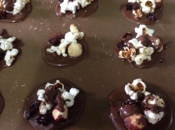 step3: 平放至室溫陰涼處待朱古力片變乾便可以從烘焙紙取出來享用