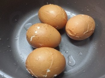step3: 將蛋過冷河後，把蛋在枱上用滾動方法，將蛋殼滾裂
