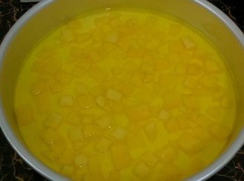 step13: 將一半的芒果啫喱水倒入，剛剛蓋過芒果肉，入雪櫃雪30分鐘