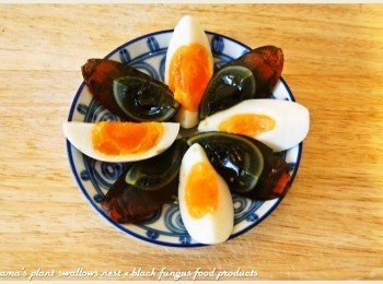 step2: 將皮蛋與酒蛋的蛋殼剝除，分切成1/4塊後擺入盤中。