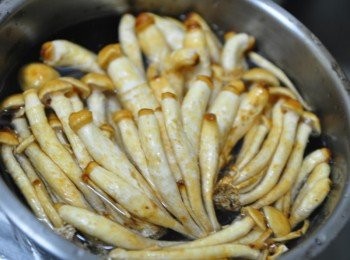 step1: 將黃金菇去除少許根部後稍稍清水沖洗