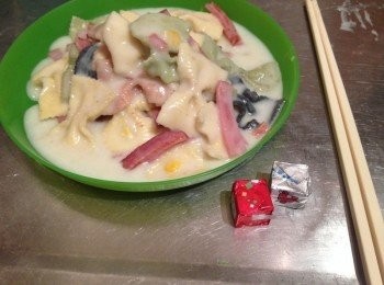 step4: 起鍋後，用2個起司塊在切小丁，灑在面上，多一點鈣質營養喔