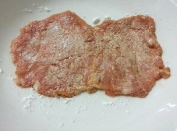 step1: 馬鈴薯切丁用電鍋蒸熟加點鹽再用湯匙拌勻.豬肉片加調味料醃製10分鐘.再用刀從中間切開但不要切斷.用刀背稍微剁一下在將豬肉片攤開撒上少許太白粉