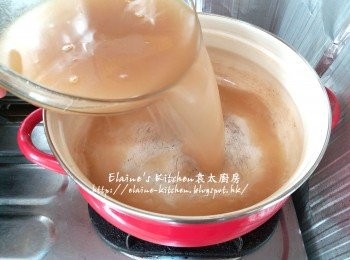 step9: 雞湯煲好後將湯渣隔去 , 將雞湯倒回煲內再煮滾