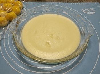 step13: 過篩後蓋上耐熱保鮮紙，用大火隔水蒸約15分鐘至熟透