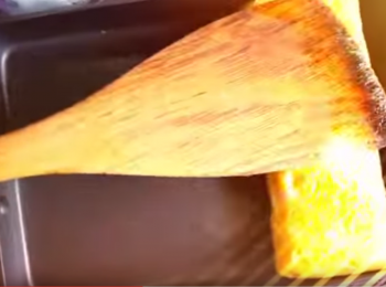 step6: 重覆步驟4和5直至用盡蛋液。
Repeat Steps 4&5 until the egg mixture is used up.