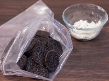 step2: OREO餅乾分開餅乾及夾心內餡