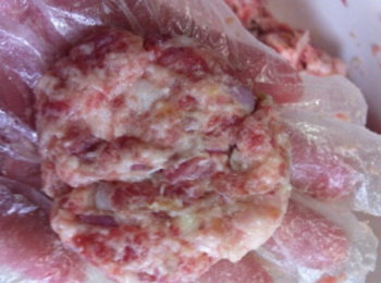 step5: 然後拌捏均勻，逐個搓成一個個肉餅。