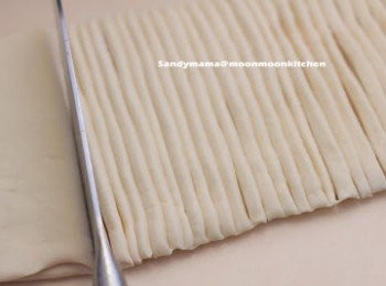 step1: 1.將麵包機的內胆取出，放於電子磅上。
2.依次序將水、鹽、粉、砂糖、酵母，放入盆中。
3.將內胆放回麵包機中，按mode 12，開動麵包機，15分鐘後，搓揉的程序完成。
4.在工作枱上灑上少許手粉，取出麵糰，擀薄成半厘米厚。
5.平均抹上薄薄一層油，對摺。
6. 切成一條條粗約6毫米粗的麵糰。